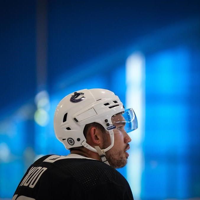 Vancouver Canucks sign defenceman Jett Woo to one-year contract